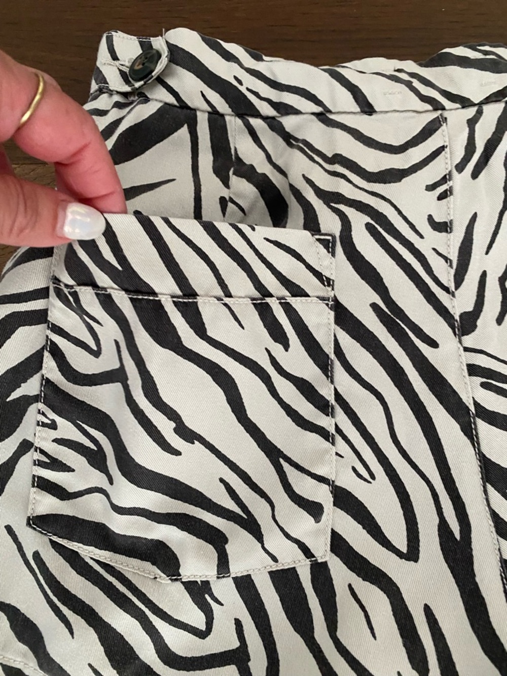 Cynthia Rowley Ivory & Brown 100% Lyocell Zebra Print Shorts Women’s Size 4 - Picture 12 of 14